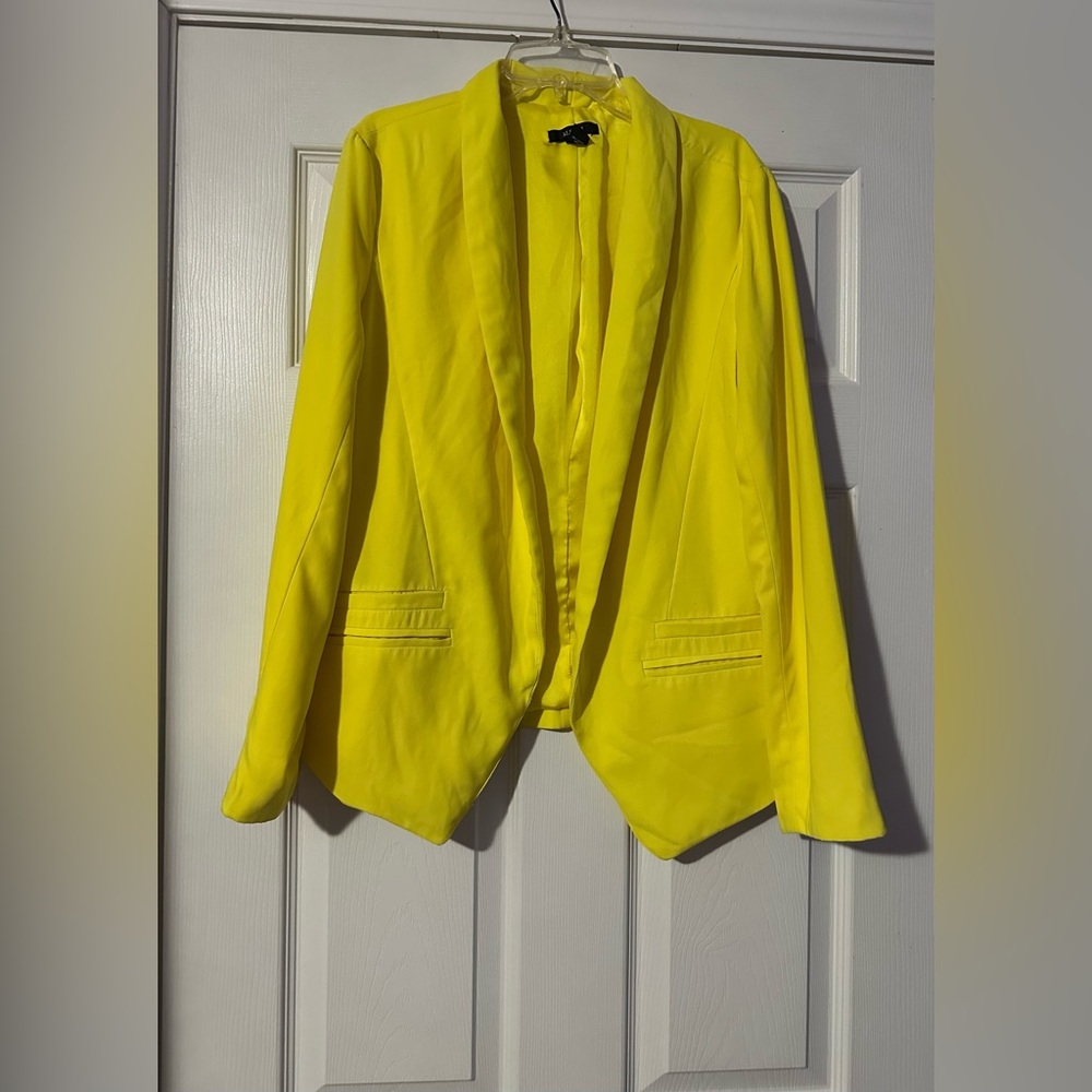 Alfani Bright Yellow Women's Blazer is a size 10 but feels like a size 8.